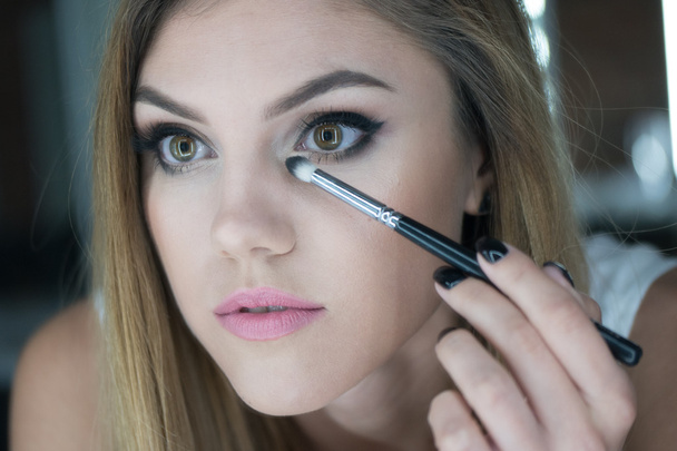 Close Up de mulher aplicando maquiagem
 - Foto, Imagem