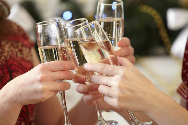 Sklenice šampaňského v ženských rukou - Fotografie, Obrázek