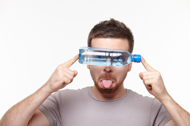 ο άνθρωπος με το πλαστικό μπουκάλι του νερού - Φωτογραφία, εικόνα