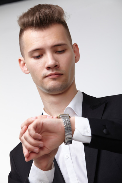 Бизнесмен смотрит на часы
 - Фото, изображение