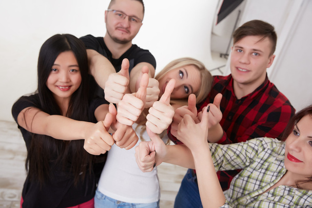 students showing thumbs up - Φωτογραφία, εικόνα