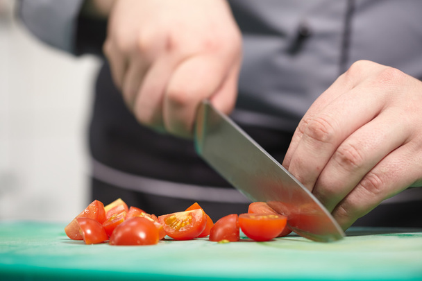 Cocinar los tomates picados
 - Foto, Imagen