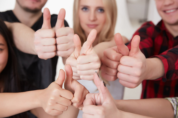 students showing thumbs up - Φωτογραφία, εικόνα