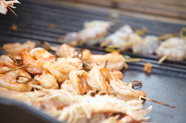 Shrimps on skewers on grill - Foto, immagini