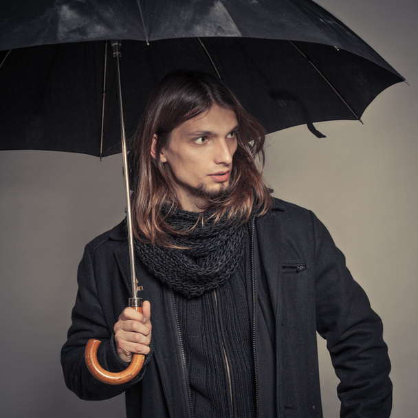 Guapo retrato de hombre de moda con abrigo negro
. - Foto, Imagen