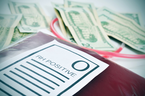 saco de sangue e notas de dólar dos EUA
 - Foto, Imagem
