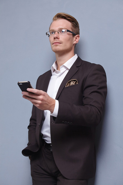 Confident businessman with phone - Zdjęcie, obraz