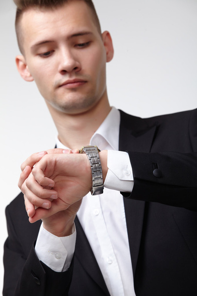 Hombre de negocios mirando el reloj
 - Foto, Imagen