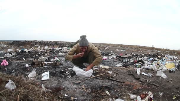 Arbeitslose Obdachlose schmutzig aussehende Lebensmittelverschwendung Mann in einer Mülldeponie Sozialvideo - Filmmaterial, Video