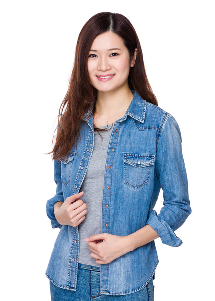 Ασιατικές νεαρή γυναίκα στο jean πουκάμισο - Φωτογραφία, εικόνα