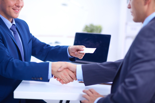 Geschäftsleute schütteln Hände, beenden ein Meeting - Foto, Bild