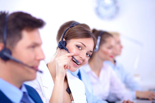 Vonzó mosolygó pozitív fiatal üzletemberek és kollégák egy call center iroda - Fotó, kép