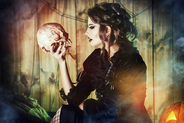 вампир с черепом
 - Фото, изображение