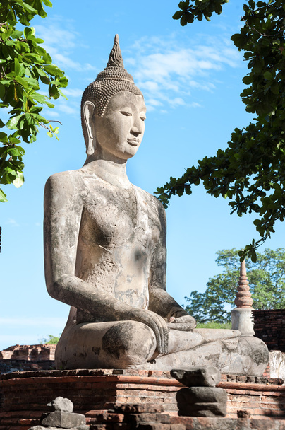 Estátua de Buda de pedra grande em Wat Mahathat, Ayutthaya, Tailândia
 - Foto, Imagem