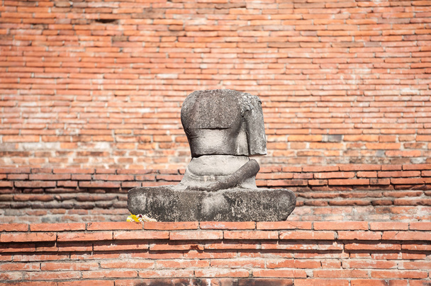 Statue de Bouddha endommagée dans le domaine de Wat Mahathat, Ayutthaya, Thaïlande
 - Photo, image