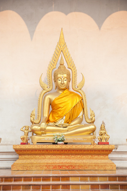 Estatua de Buda fuera de Wat Chedi Luang, Chiang Mai, Tailandia
 - Foto, Imagen
