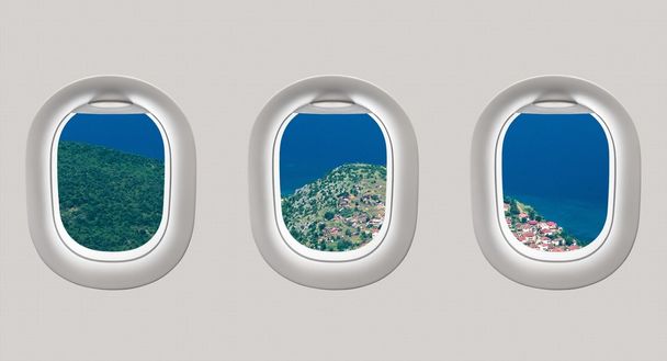 Vue par les fenêtres d'un avion vers la baie de la mer
 - Photo, image
