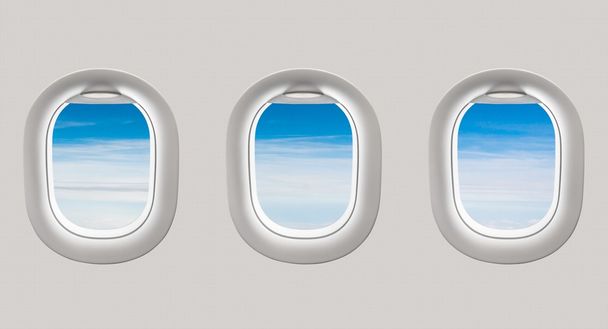 Guardando fuori dai finestrini di un aereo verso il cielo blu e le nuvole
 - Foto, immagini
