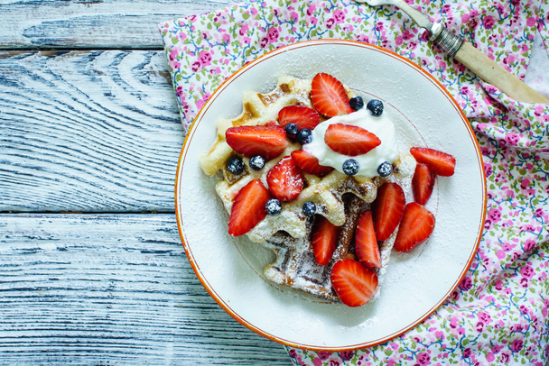 waffles with fresh berries and cream - Foto, Bild