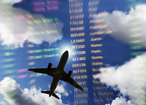 flyng αεροπλάνο με χρονοδιάγραμμα και συννεφιασμένο ουρανό - Φωτογραφία, εικόνα