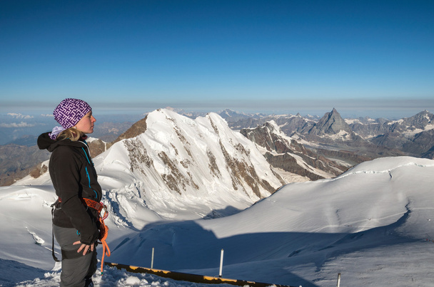 Nainen patikoija Gnifetti huippu, Monte Rosa glcier
 - Valokuva, kuva