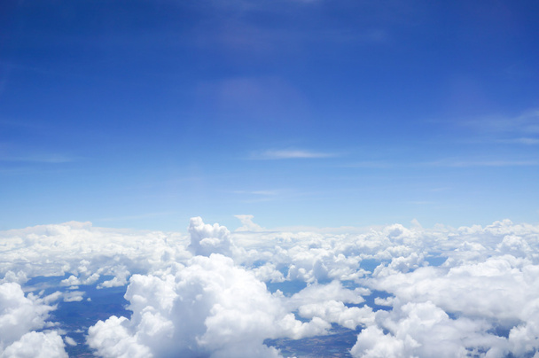 Skyline Vista sopra le nuvole da aereo aereo - Foto, immagini