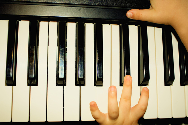 Hände von Kindern, die Klavier spielen - Foto, Bild