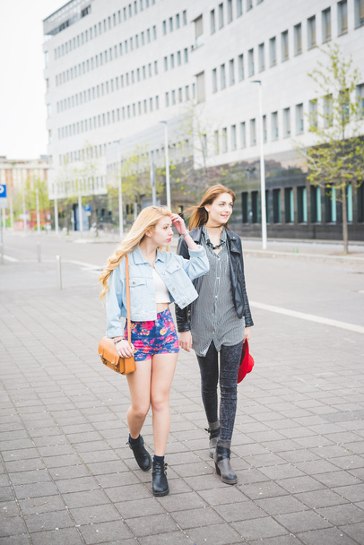 две красивые подруги девушка веселится в городе
 - Фото, изображение