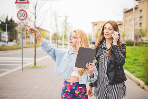 dwóch młodych kobiet przyjaciół korzystających z urządzeń - Zdjęcie, obraz
