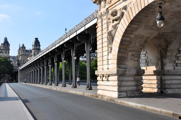 Ponte Bir-Hakeim em Paris
 - Foto, Imagem
