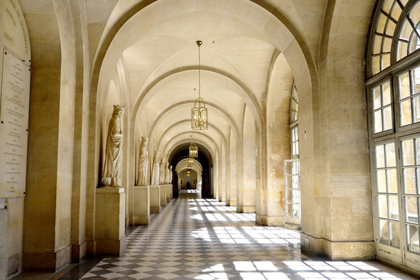 壮大な宮殿の長い廊下 - 写真・画像