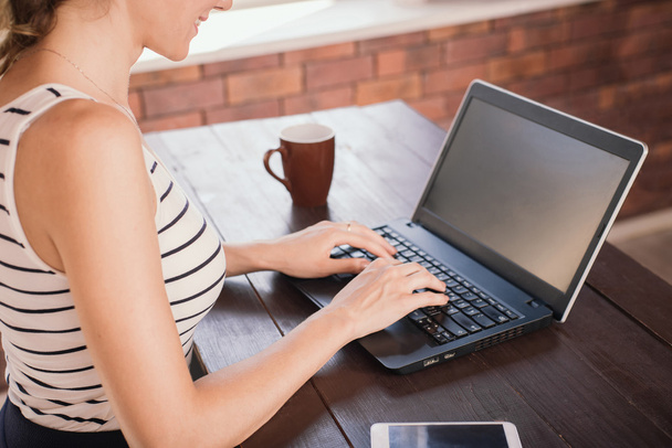 Femme d'affaires travaillant sur ordinateur portable au bureau à domicile
 - Photo, image