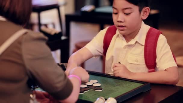 Feliz asiático menino jogar jogo de tabuleiro com sua mãe, sorriso rosto
 - Filmagem, Vídeo