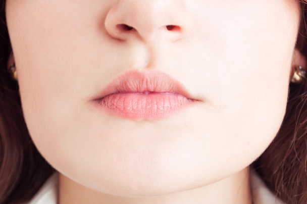 Closeup νεαρό θηλυκό ή γυναίκα στόμα με φυσικό χείλη - Φωτογραφία, εικόνα
