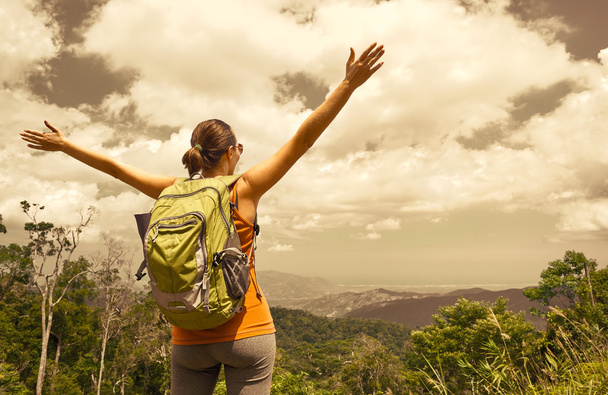 Mujer viajero con mochila disfrutando de vistas a las montañas
 - Foto, Imagen
