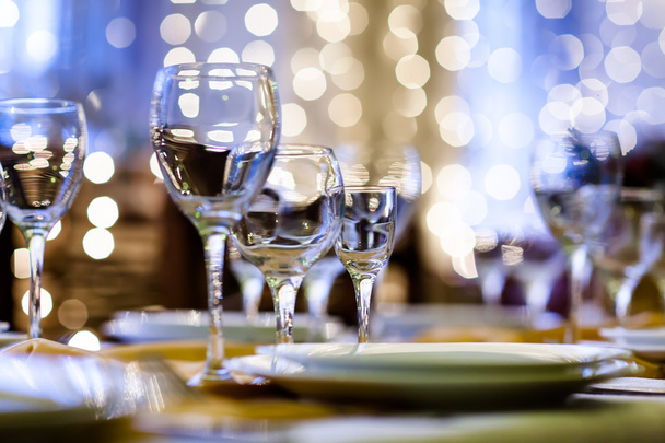 Table servie dans un restaurant à la veille des fêtes
 - Photo, image