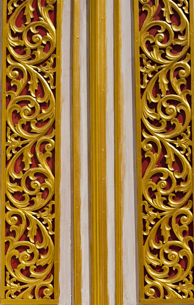 Houten Thaise stijl snijwerk op de deur van de tempel - Foto, afbeelding