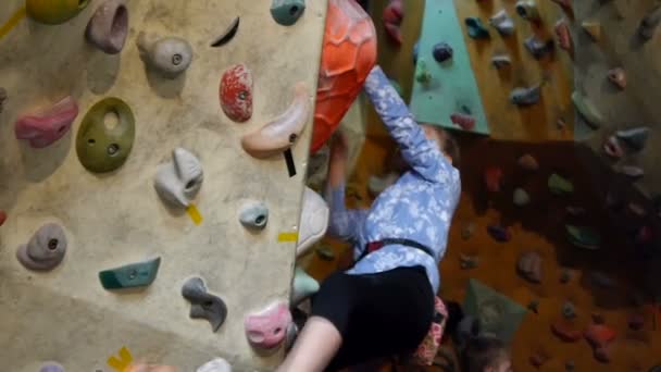 little girl climbing boulder on practical wall - Footage, Video