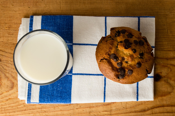 chocolate chip muffin on cloth - Foto, Imagen