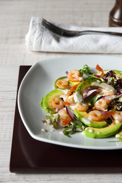Salad with avocado , prawns and arugula on the ceramic plate - Foto, Imagem