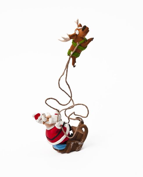 Санта Клаус катается на санях с одним оленем
 - Фото, изображение