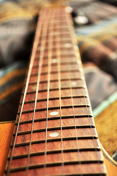 akustická kytara, smyčce a úchyt detail - Fotografie, Obrázek