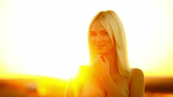 Fiatal csábító nő lány portré mosolyogva naplemente szexi sárga - Felvétel, videó