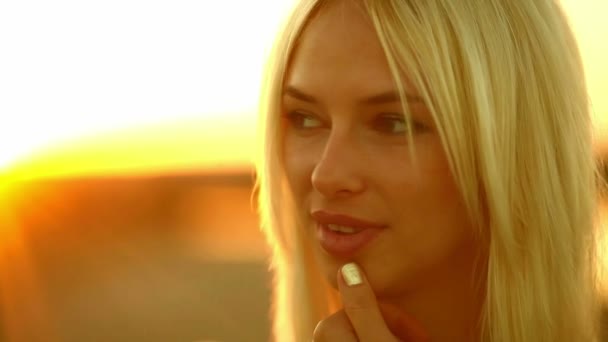 Fiatal csábító lány portré szexi nő a sunset yellow - Felvétel, videó
