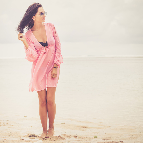 portrait of a beautiful brunette girl on the beach - Zdjęcie, obraz