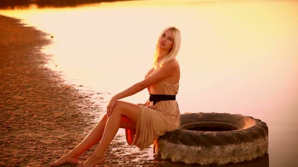 Молода дівчина сидить на кришці пишної жінки, що йде через піщаний пляж пустелі на заході сонця сексуальна жовта пустеля
 - Кадри, відео