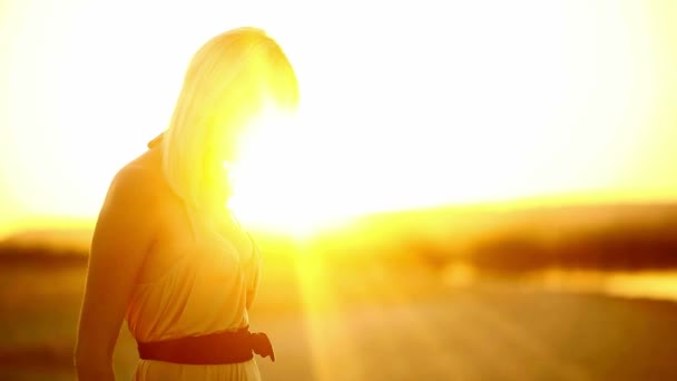 Молода дівчина спокуслива блондинка портрет захід сонця силует сексуальний повільний жовтий пустеля пісок сонячний промінь сонце
 - Кадри, відео