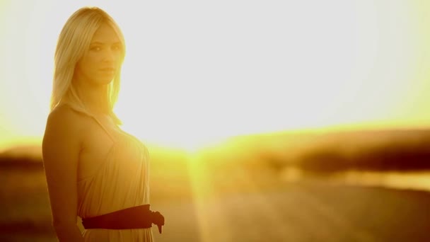 Молода дівчина спокуслива блондинка портрет захід сонця силует сексуальний повільний жовтий пустеля пісок сонячний промінь сонце
 - Кадри, відео