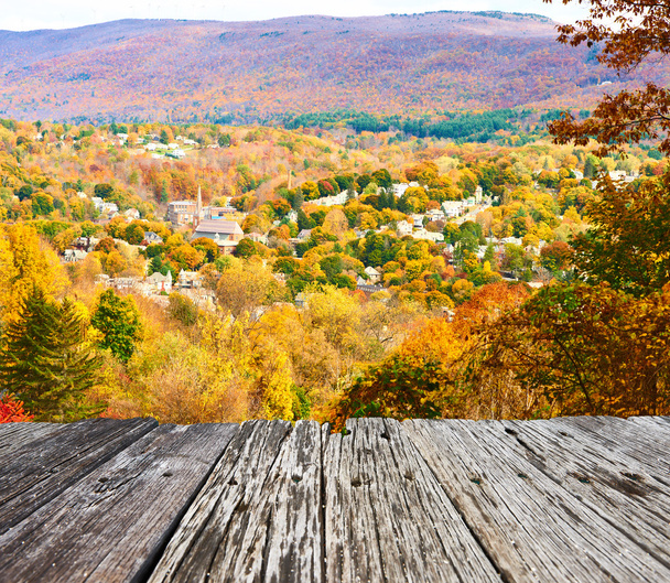 Herbstlandschaft mit kleiner Stadt - Foto, Bild