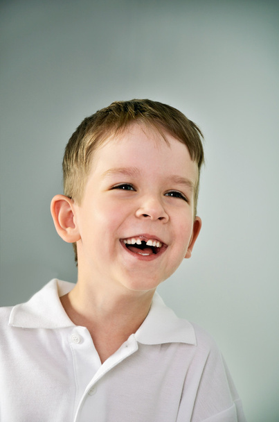 γελώντας αγόρι πορτρέτο. το αγόρι άνοιξε το στόμα του και έχασε ένα δόντι - Φωτογραφία, εικόνα